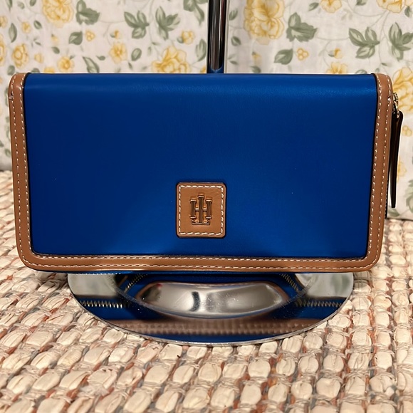 Tommy Hilfiger Zip Around Wallet - Picture 1 of 4